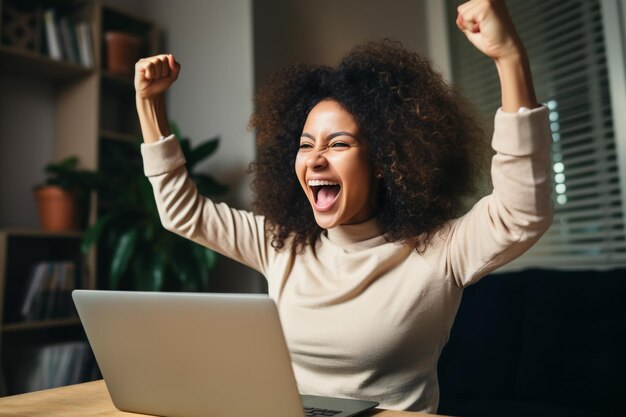 Foto mooie glimlachende jonge etnische vrouw glimlacht en verheugt zich in de overwinning zit op de bank generatieve ai