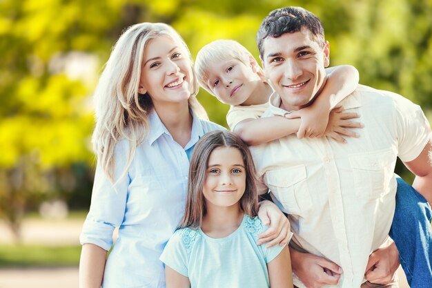 Mooie glimlachende mooie familie in park