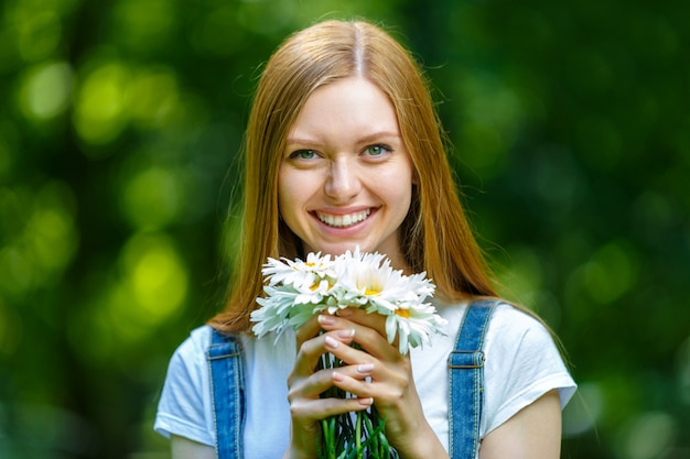 Mooie glimlachende roodharige jonge vrouw