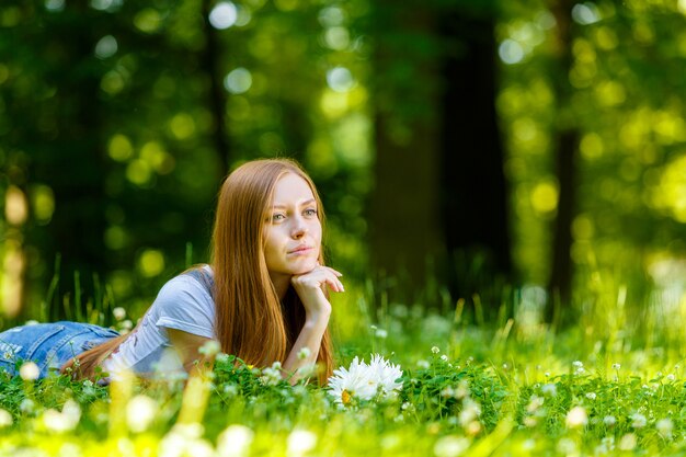 Mooie glimlachende roodharige jonge vrouw