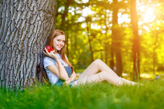 Mooie glimlachende roodharige jonge vrouw