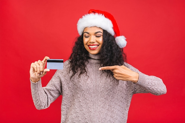 Mooie glimlachende vrouw in de hoed van de Kerstman