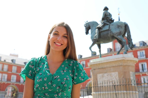 Mooie glimlachende vrouw op het plein Plaza Mayor, Madrid, Spanje