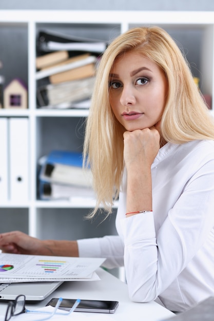 Mooie glimlachende zakenvrouw portret op de werkplek