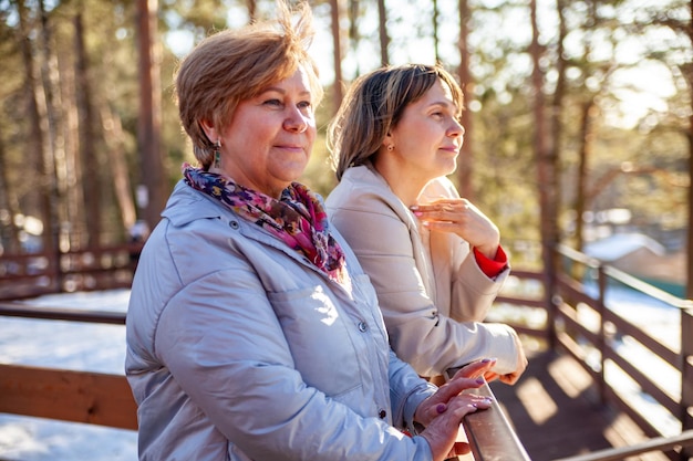 Mooie goed verzorgde vrouwen van middelbare leeftijd in het lentepark