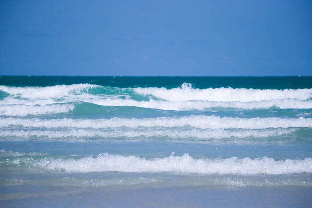 Mooie golven en blauwe zee