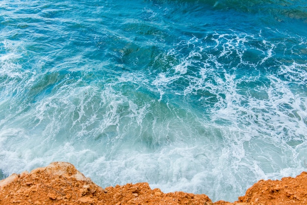 Mooie golven in de blauwe zee, zonnige dag