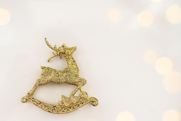 Mooie gouden rendieren speelgoed geïsoleerd op een witte achtergrond kleine kerstman helper decoratie kerstboom bauble