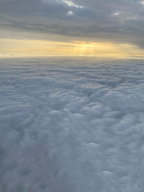 Mooie gouden zonnestralen achtergrond met zonsondergang shinning tussen een laag wolken van bovenaf bekeken