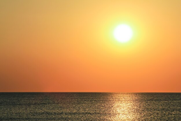 Mooie gouden zonsopgang gezien vanaf het strand van Rhodos, Griekenland