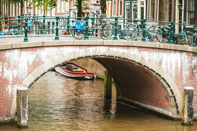 Mooie gracht in de oude stad van amsterdam nederland noord holland provincie