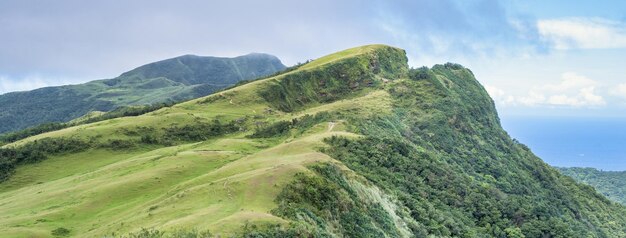 Mooie graslandprairie in Taoyuan Valley Caoling Mountain Trail gaat over de top van Mt Wankengtou in Taiwan