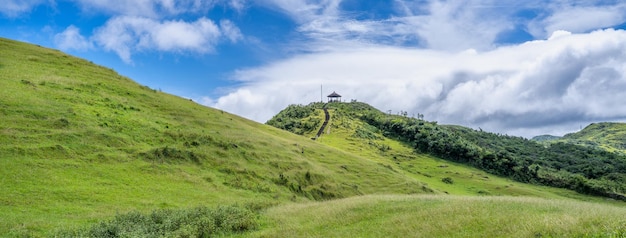 Mooie graslandprairie in Taoyuan Valley Caoling Mountain Trail gaat over de top van Mt Wankengtou in Taiwan