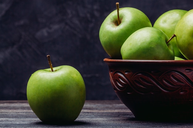 Mooie groene appels op de tafel