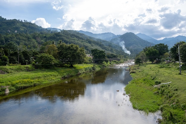 Mooie groene bergrivier Kiriwong Village Thailand