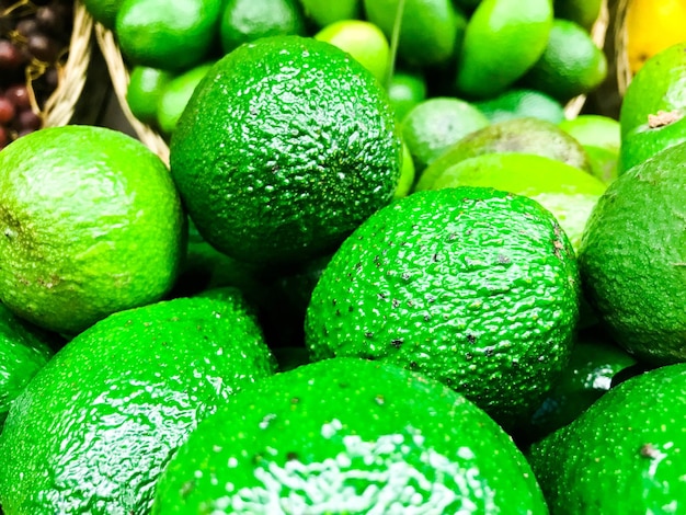 Mooie groene exotische natuurlijke zoete smakelijke rijpe zachte ronde grote heldere heldere avocado's