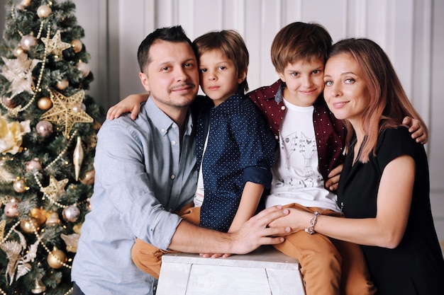 Mooie grote familie tijd doorbrengen thuis in de buurt van de kerstboom