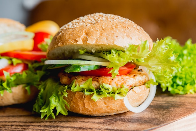 Mooie grote hamburger op een houten tafel