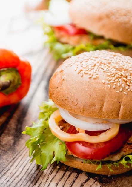 Mooie grote hamburger op een houten tafel