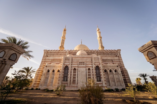 Mooie grote islamitische moskee met blauwe lucht