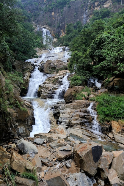 Foto mooie grote waterval op het eiland sri lanka