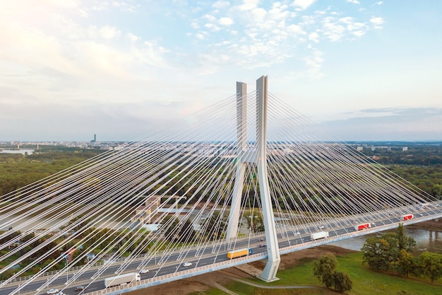 Mooie grote witte brug met uitgestrekte pylonen, Wroclaw POLEN