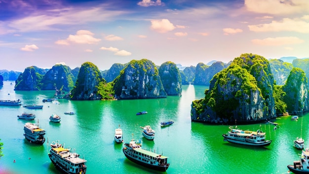 Mooie Halong Bay Vietnam met een schilderachtig uitzicht