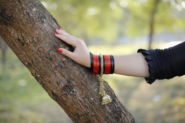 Foto mooie hand vol kleurrijke armbanden.