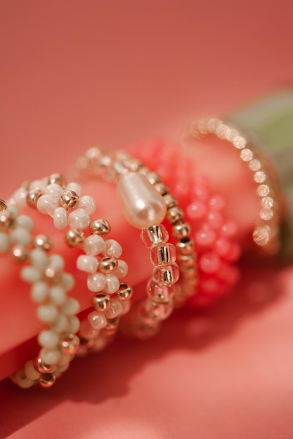 Mooie handgemaakte sieraden met kleurrijke kralen met bloemvorm in macro close-up