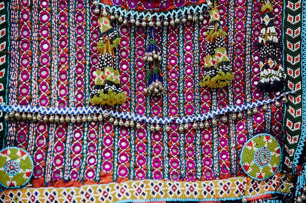 Mooie handgemaakte Turkse tapijten en spreien, textiel in een winkel op straat in Turkije