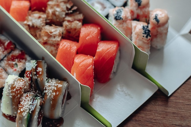 Mooie heerlijke sushi sushi bezorgen reclame sushi rollen gemaakt van vis en kaas