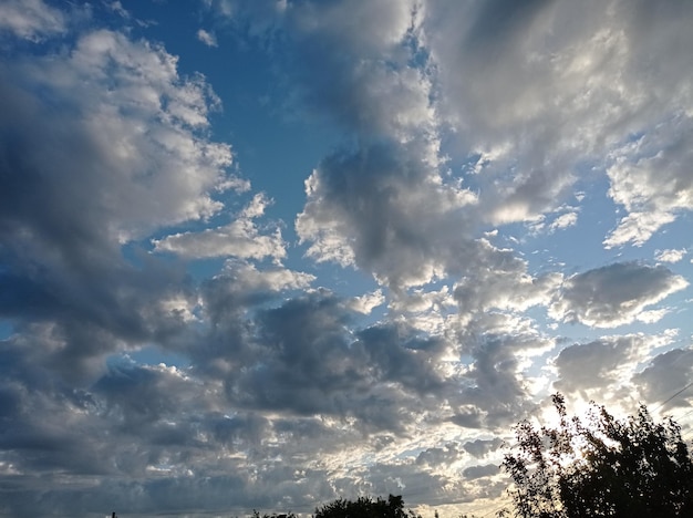 mooie heldere blauwe lucht met wolken verlicht ondergaande zon lopen rust natuur picknick