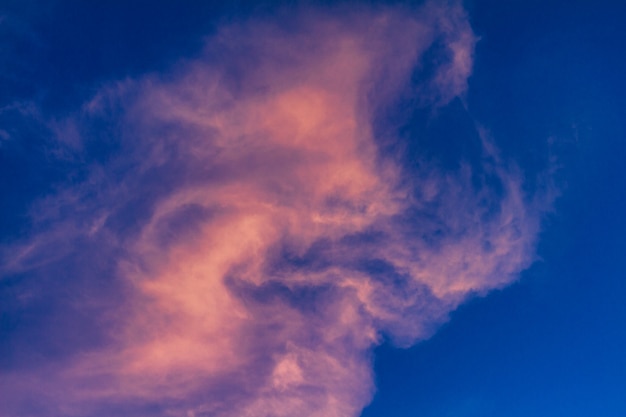 Mooie heldere hemel met wolken bij zonsondergang