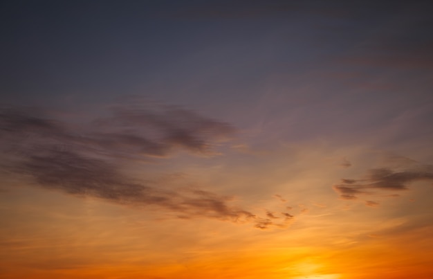 Mooie heldere kleurrijke hemel. Foto genomen bij zonsondergang. Rood-oranje achtergrond met mooie verven. Zeldzame zonsopgang. Natuurlijke samenstelling