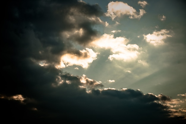 Mooie heldere zonsondergang tussen wolken