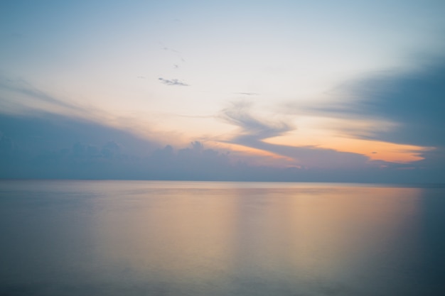 Mooie hemel bij zonsopgang op zee