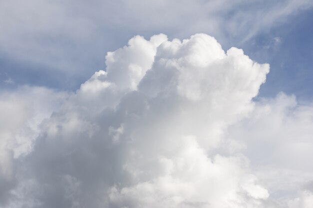 mooie hemel en mooie wolken op blauwe hemel