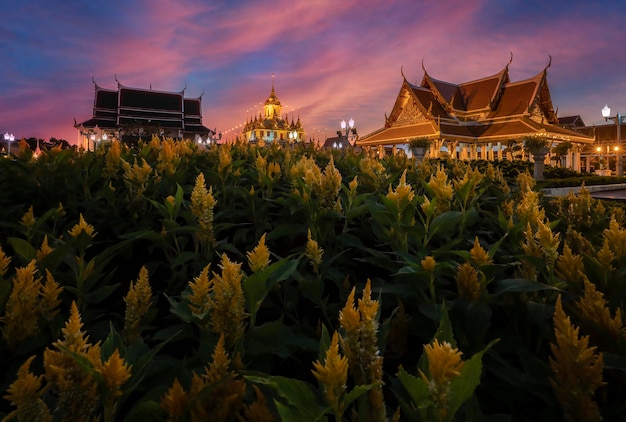 Mooie hemel en Wat Ratchanatdaram-tempel in Bangkok, Thailand. Thaise architectuur: Wat Ratchanadda, Loha Prasat en het traditionele Thaise paviljoen behoren tot de beste bezienswaardigheden van Thailand.