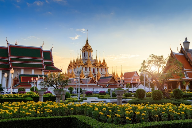 Foto mooie hemel en wat ratchanatdaram-tempel in bangkok