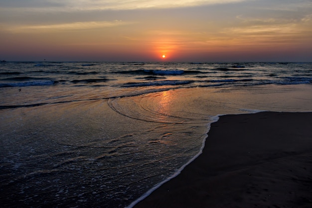 Mooie hemel kleurrijke zonsondergang op de oceaan