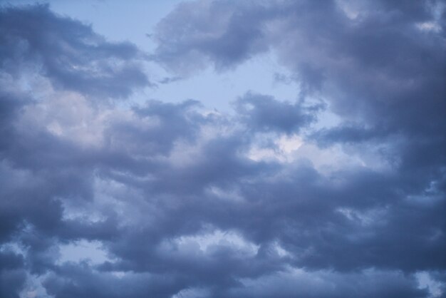 Mooie hemel met pluizige wolken