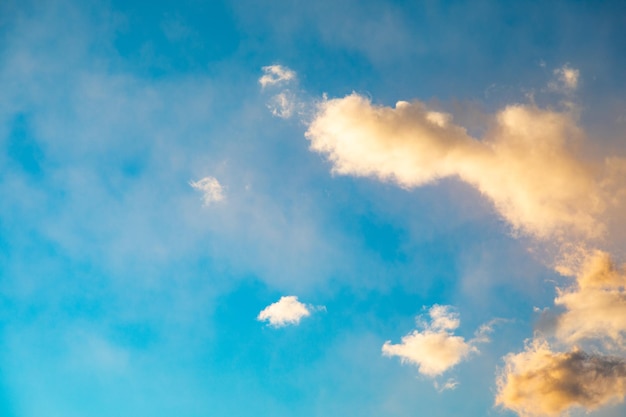 Mooie hemel met wolk vóór zonsondergang