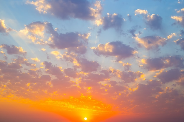 Mooie hemel met wolken bij zonsondergang. natuurlijke heldere natuur achtergrond.