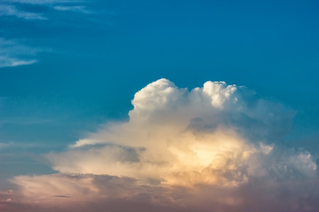 Mooie hemel met wolken, mooie achtergrond.