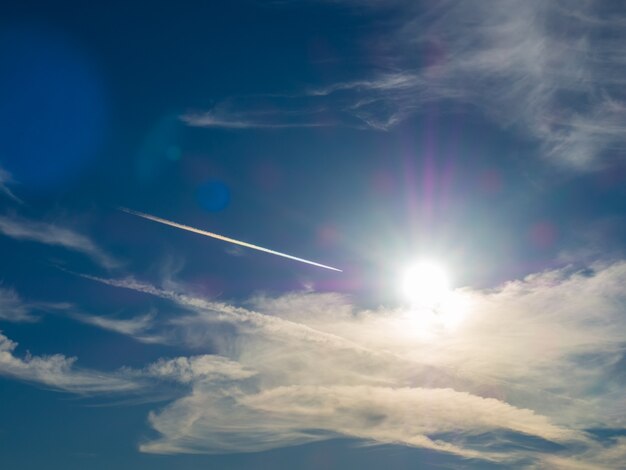 Mooie hemelsblauwe achtergrond met wolken