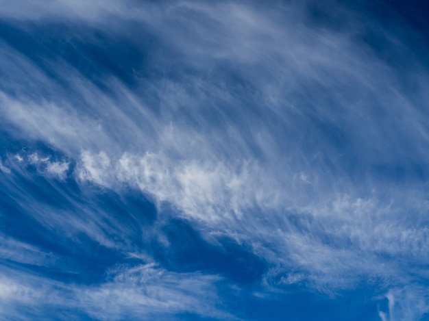 Mooie hemelsblauwe achtergrond met wolken