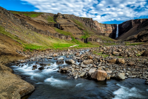 Mooie Hengifoss-waterval in Oost-IJsland.