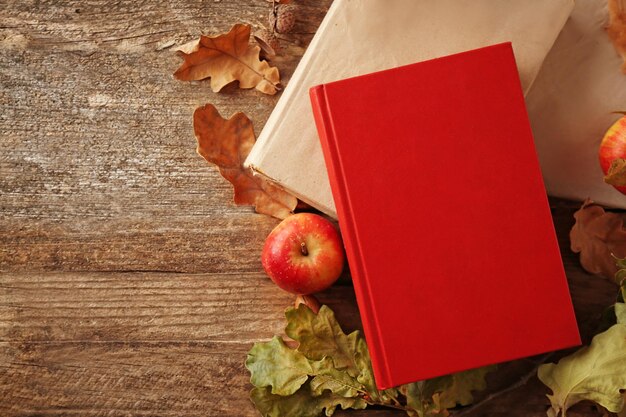 Mooie herfst compositie met boeken op houten achtergrond