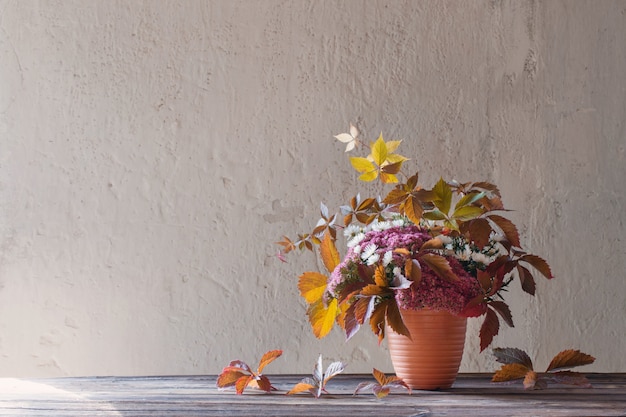 Mooie herfst compositie op houten tafel op witte muur als achtergrond