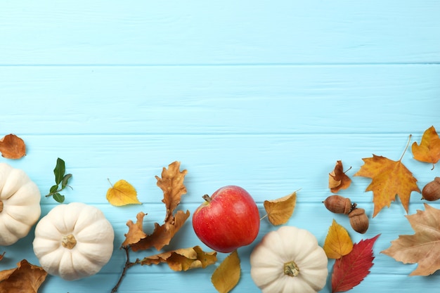 Mooie herfstachtergrond met gevallen bladeren met plaats voor tekst bovenaanzicht